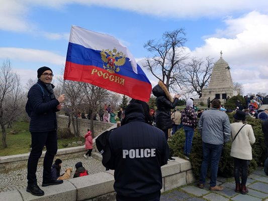 Руски знамена се вееха на Бунарджика.