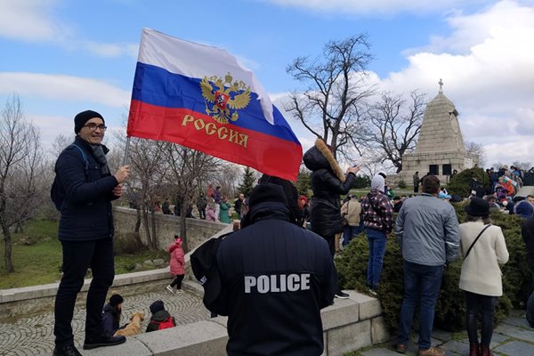 Руски знамена се вееха на Бунарджика.