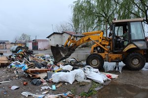 6 багера подхващат сметищата в „Столипиново“