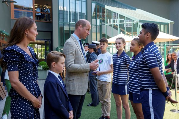 Уилям и Кейт в компанията на принц Джордж си говорят с деца, подавачи на топки на "Уимбълдън".