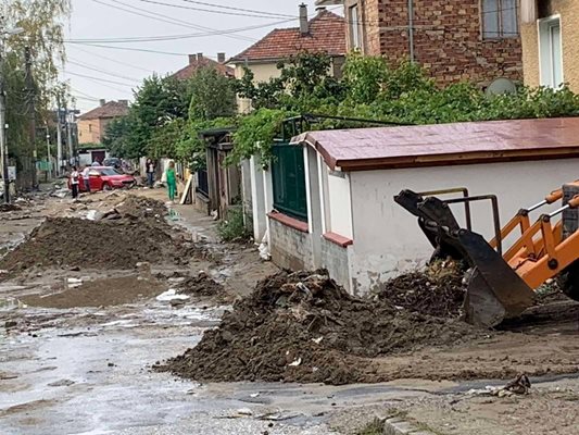 Багер разчиства тоновете кал от ул. "Меден дол" в Карлово.