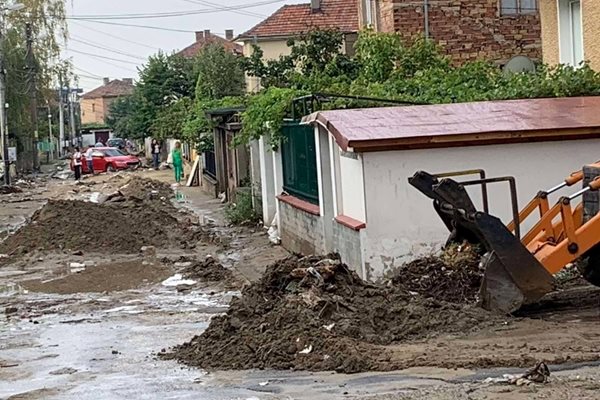 Багер разчиства тоновете кал от ул. "Меден дол" в Карлово.