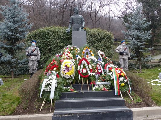 Паметникът на Васил Левски на централната алея на Бунарджика. Снимка: Община Пловдив