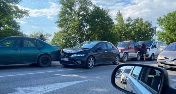 Пуснаха движението на източния обход на Пловдив след две катастрофи с пет автомобила