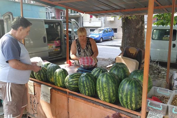 Дините са от нашия бостан в Костиево и са много сладки, казва търговка, която е готова да разреже карпузата и да ти продаде резен.