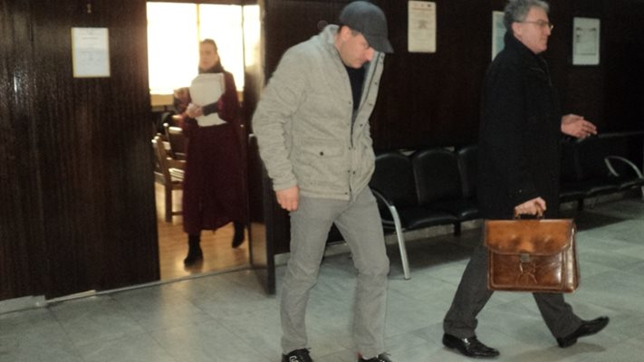 Емил Първано-Ембака излиза от съдебната зала с единия от адвокатите си Росен Недин.