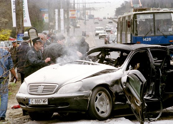 Мерцедесът на Иван Тодоров беше взривен през 2003 г.  СНИМКИ: ФЕЙСБУК И АРХИВ