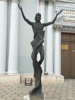 Статуята на Христос пред католическата катедрала е дело на скулптора Кирил Найденов.