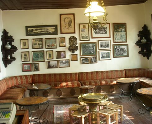 Мебелировката в кафенето е запазена в стил от XIX век.