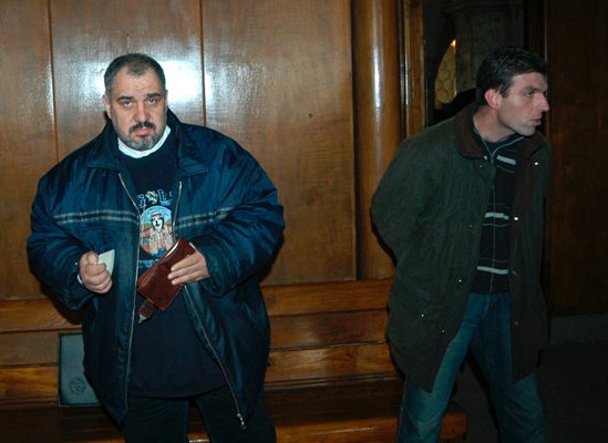 Пламен Митрев (вляво) на едно от заседанията на съда през 2004 г.