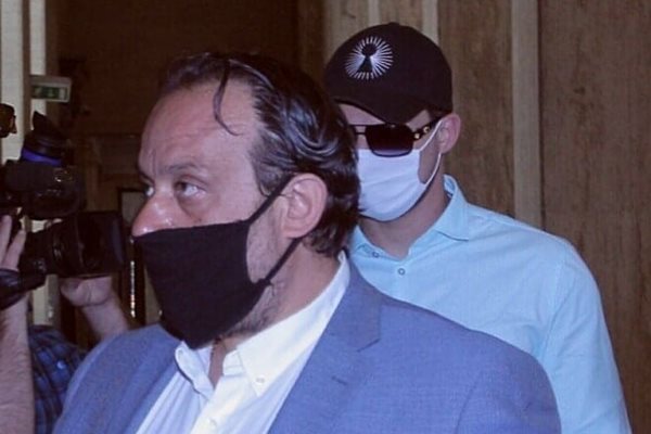 Георги Иванов ( с шапката и очилата) дойде в съда с адвоката си Васил Крумов (на преден план) 