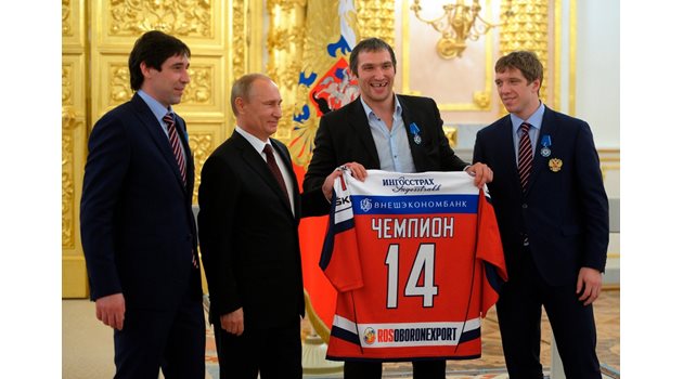 Президентът Владимир Путин лично награждава хокеиста Александър Овечкин.
