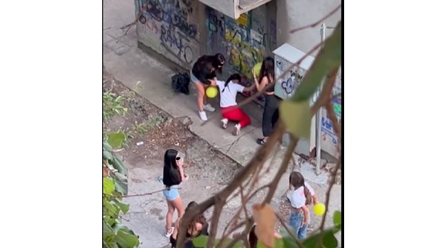 Деца дишат райски газ в центъра на Русе въпреки забраната
Кадър; Фейсбук, Забелязано в Русе