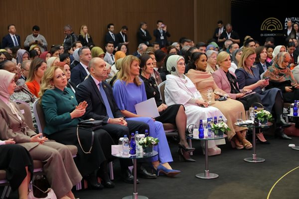 Държавният глава Румен Радев и съпругата му Десислава на първия ред на конференцията, организирана от съпругата на турсия президент Емине Ердоган.
СНИМКА: САЙТ НА ДЪРЖАВНИЯ ГЛАВА