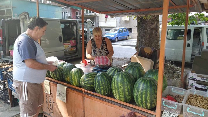 Дините са от нашия бостан в Костиево и са много сладки, казва търговка, която е готова да разреже карпузата и да ти продаде резен.