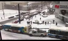 Снеговалеж в Монреал предизвика верижна катастрофа, включваща и полицейски патрул
