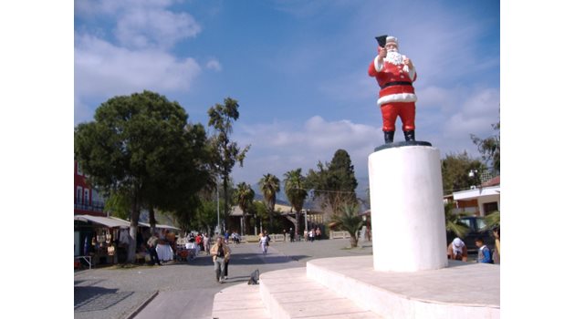 Голяма пластмасова статуя на Дядо Коледа посреща гостите в Демре.