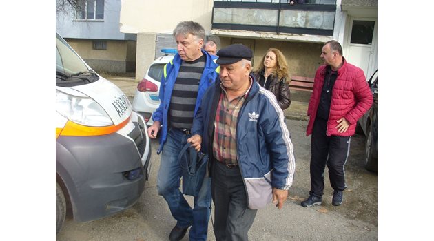 Към 15 часа днес екип на Спешния център в Казанлък отведе нападнатия и ограбен бай Димитър /с каскета/ за преглед в местната болница.