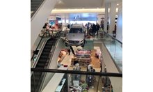 Кола висна на ескалатор в мол в Хамбург и рани 9 души (Снимки)