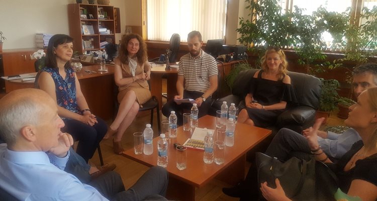 Съдия Росица Темелкова  /в ляво/ разговаря с европейските си колеги.
