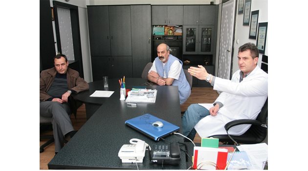 ПОЗИЦИЯ: Управителят на болницата д-р Николай Колев (вдясно) има подкрепата на колегите си Петър Ялъмов (в средата) и д-р Атанас Бадов от двата синдиката.
