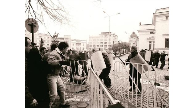 10 януари 1997 г. - протестиращите нахлуват през разкъсаните заграждения, които полицията е разместила, за да пропусне Николай Добрев. 
СНИМКИ: НИКОЛАЙ ЛИТОВ