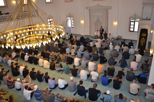 Тържествената молитва беше отслужена в новата джамия в кърджалийския квартал "Възрожденци"