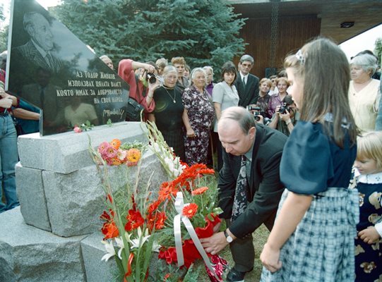 2000 г. Владимир Живков слага цветя на гроба на баща си Тодор Живков.