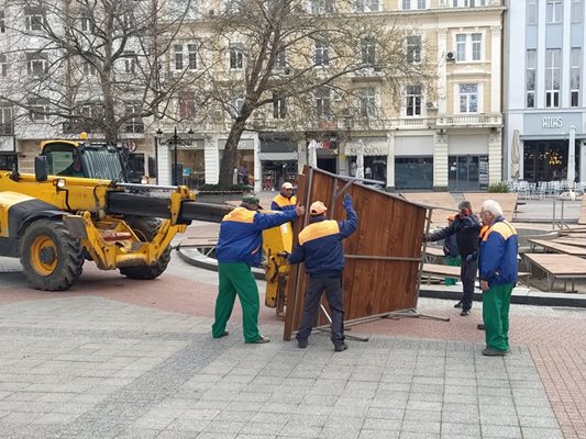 От два дни работници подготвят фонтана с пеликаните за пускане.