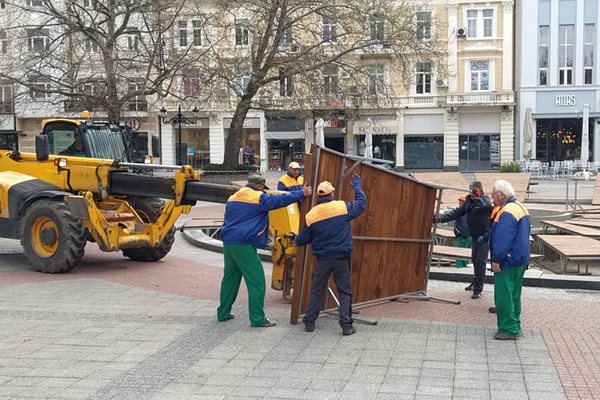 От два дни работници подготвят фонтана с пеликаните за пускане.