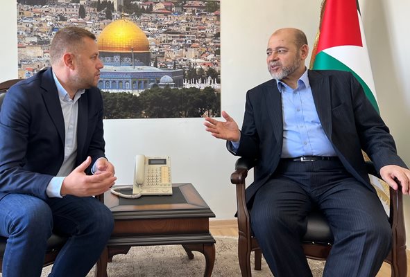 Муса Абу Марзук със специалния кореспондент на "24 часа" Георги Милков. Абу Марзук е един от идеолозите на "Хамас", който се смята за свързващото звено между радикалните и умерено настроените лидери в движението.