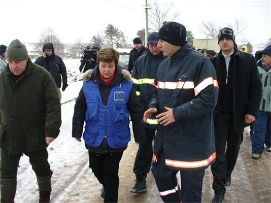 Еврокомисар Кристалина Георгиева първо посети най-пострадалото село Бисер.
