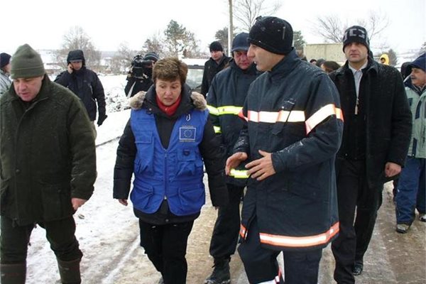 Еврокомисар Кристалина Георгиева първо посети най-пострадалото село Бисер.

