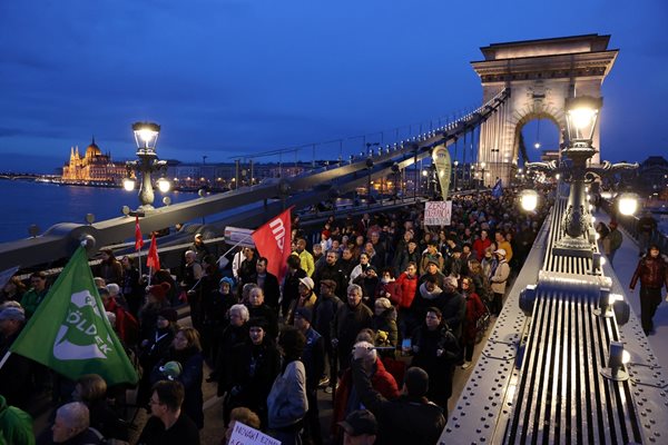 Десетки хиляди излязоха на протести в Будапеща и я призоваха да се оттегли.
СНИМКИ: РОЙТЕРС