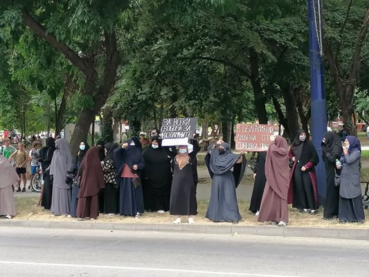 Жени от кв. "Изток" протестираха по време на първото съдебно заседание в Пазарджик.