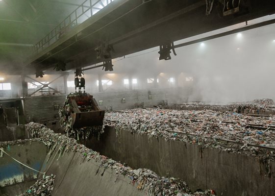 Заводът за боклук на София работи с половината от капацитета си, стана ясно от проверката, назначена от кмета Васил Терзиев при посещението му там в началото на декември миналата година.
СНИМКА: САЙТ НА СТОЛИЧНА ОБЩИНА