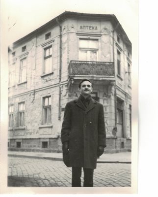 Enrico Semo Kalev in front of their Plovdiv house in 1969.  Photo: Benjamin Anavi's personal archive