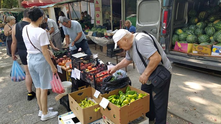 Сега е пикът на лятото и по пловдивските пазари изобилието на плодове и зеленчуци е голямо.