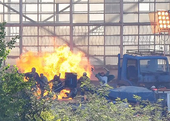 Силвестър Сталоун и компания заснеха кадри с експлозии към "Непобедимите 3" в корабостроителницата във Варна през лятото.