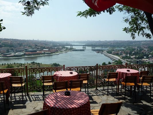 Кафенето е място за романтични срещи и заради великолепния изглед, който се разкрива от хълма към Истанбул.