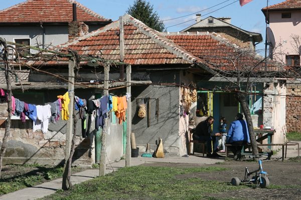 В тази къща в една стая живеят Веска, Димитър и четирите им деца.