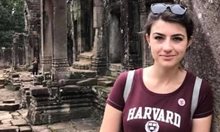 Лена Бориславова отговаря на Тошко Йорданов с истинска тениска на Харвард