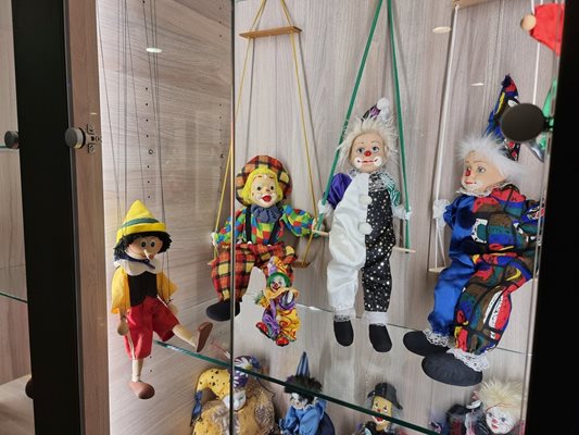 В изложбата "Моята кукла - моят приказен свят" ще участват над 100 кукли. 
Снимка: Ваньо Стоилов