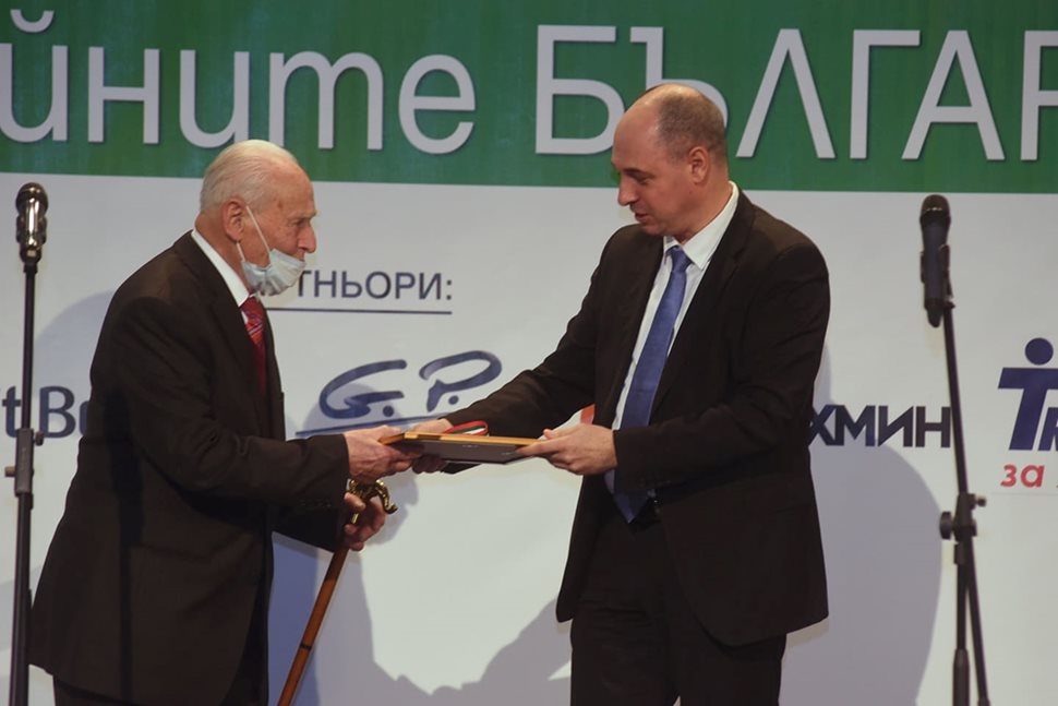 Ангелин Цачев, изпълнителен директор на Електроенергийния системен оператор, награди 94-годишния Георги Милушев.