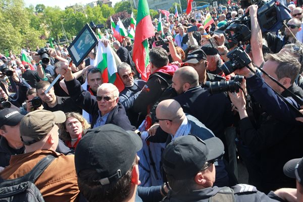 Наследниците на "Безсмъртния полк" се сбиха с противниците на агресията в Украйна