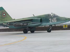 Самолет СУ-25 в авиобазата в Безмер. България единствена от бившия Източен блок все още разполагала с такива "щурмоваци"