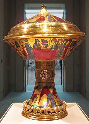 Кралската златна чаша е направена за френското кралско семейство през XIV век. Принадлежала е на няколко английски монарси и е прекарала около 300 г. в Испания. Висока е 23,6 см и е изработена от масивно злато.

