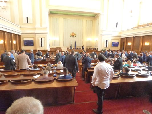 Очаква се парламентът да приеме 22 закона, за да може България да получи 22 милиарда лева европейски пари.