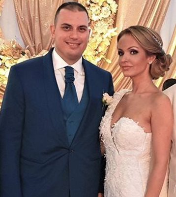 Марин и Кристияна позират щастливи като семейство Йотови на сватбата си през септември 2020 г.
СНИМКИ: ЛИЧЕН АРХИВ