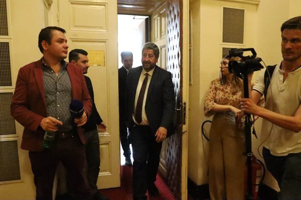 Кирил Петков и Христо Иванов излизат от стаята на ДПС след двучасовия разговор